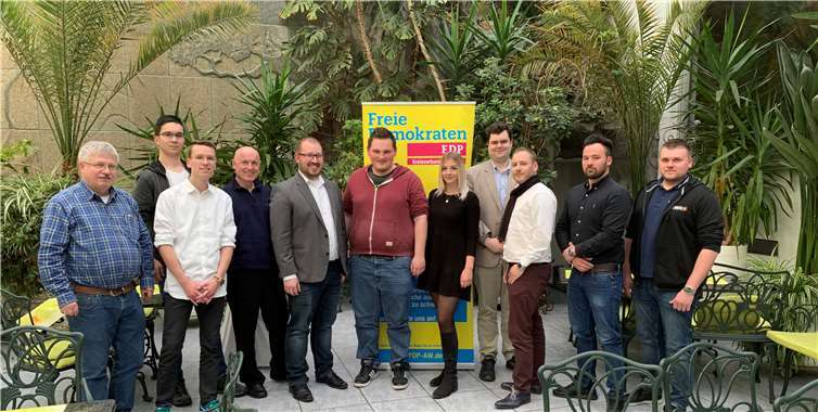 Junge Liberale haben sich im Kreis Ahrweiler wieder organisiert. Der FDP-Kreisvorsitzende Ulrich van Bebber (4. von links) und FDP-Kreisschatzmeister Ralf Kössendrup (links) freuen sich über den neugewählten Vorstand mit Erik Steinmann (2. von links), David Jacobs (5. von links), Nikolai Schütte (6. von links) und Isabel Schwarz (7. von links). Mit dabei auch der FDP-Bezirksvorsitzende Fabian Schäfer (3. von rechts).Foto: FDP