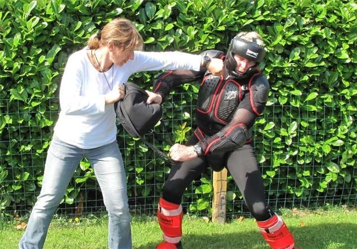 Junge Mädchen können im Jugendtreff Adendorf von den zwei Trainern Wilfried Paukstadt und Sonja Göde einiges zum Thema Selbstverteidigung lernen.Wilfried Paukstadt