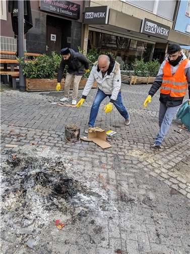 Junge Mitglieder der Ahmadiyya Gemeinde Neuwied beteiligten sich aktiv am Neujahrsputz in der Stadt.  Foto: Volker Schölzel