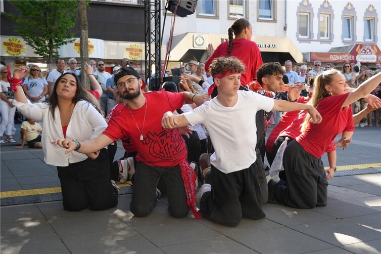 Junge Neuwieder aus der Tanzschule Impulse sowie SparKlingBrass gestalteten den tänzerischen bzw. musikalischen Rahmen 