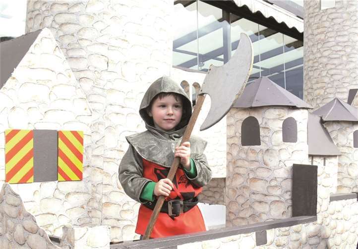 Junge Ritter verteidigten die fahrende „Burg Thurant“ gegen die Angreifer und erinnerten damit an die Legende, die den Ursprung des Festes bildet.