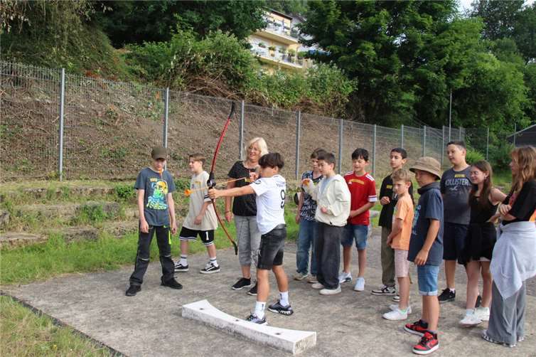 Ein unterhaltsamer, lehrreicher Tag in der Steinzeit Junge Steinzeitjäger in Aktion. Fotos: Realschule plus und FOS Untermosel