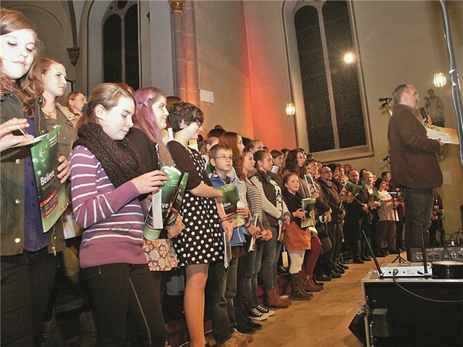 Junge Stimmen mit hoch motivierten Kirchenmusikern besingen das Ökumenische Chorprojekt.privat