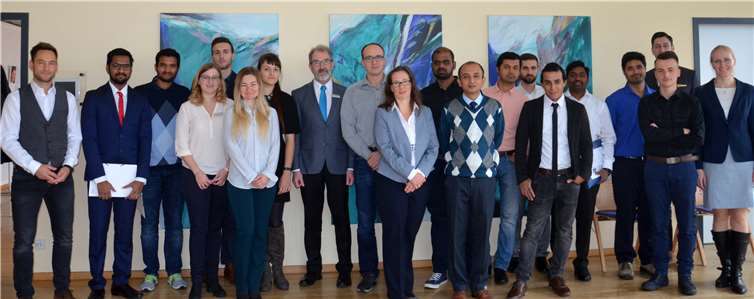 Junge Studentinnen und Studenten mit ausländischen Wurzeln und Vertreter der heimischen Wirtschaft lernten einander auf Einladung von Arbeitsagentur Koblenz-Mayen und Universität Koblenz-Landau beim Speed-Dating kennen. privat