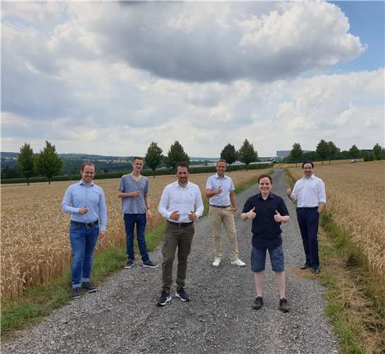 Junge Union trifft sich mit einer Abordnung der CDU – Fraktion am möglichen Standort der Nahversorgungszentrum. Foto: CDU Grafschaft