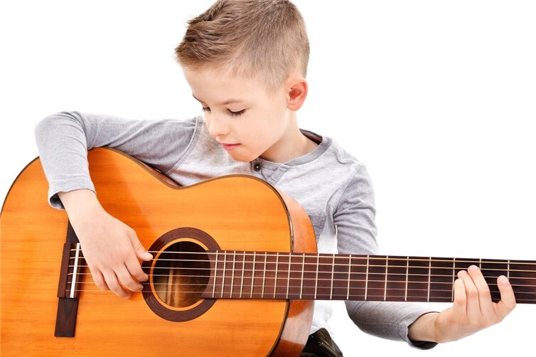 Junge mit Gitarre