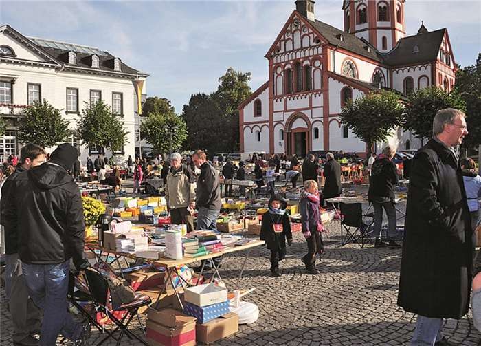 Junge und alte Bücherfreunde bevölkerten den Sinziger Kirchplatz, um bei den zahlreichen Händlern mit Lesestoff für lange Herbst- und Winterabende einzudecken. RÜ