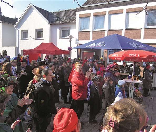 Junge und alte Jecke waren zum Dorfplatz gekommen.