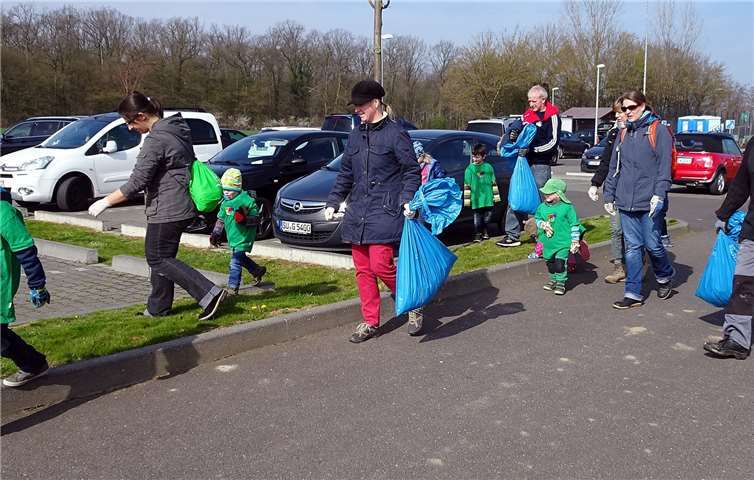 Junge und alte Menschen waren zusammen unterwegs.Foto: privat