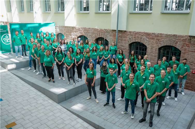 Jungen Menschen eine sichere, hochqualitative Ausbildung als Einstieg in ihre Zukunft bieten zu können ist eine Herzensangelegenheit der AOK. Vor Ort werden die neuen Mitarbeiterinnen und Mitarbeiter in den jeweiligen Teams kollegial an die verschiedenen Aufgaben herangeführt und in die Teams integriert. Copyright: Sebastian Scholtes