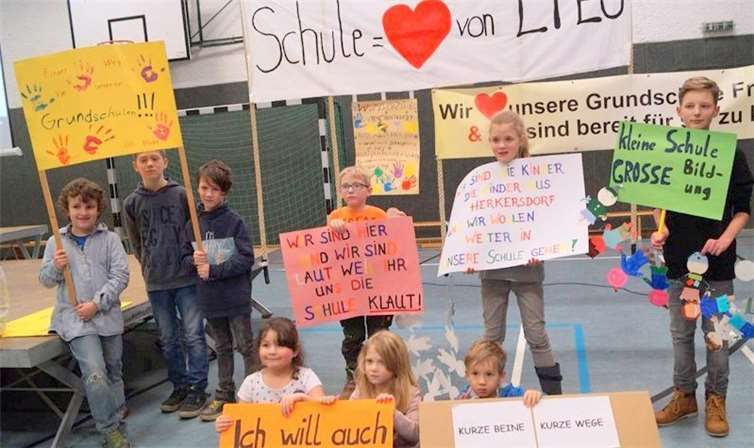 Jungen und Mädchen hatten aufselbst gemalten Plakaten ihren Unmut gezeigt.
