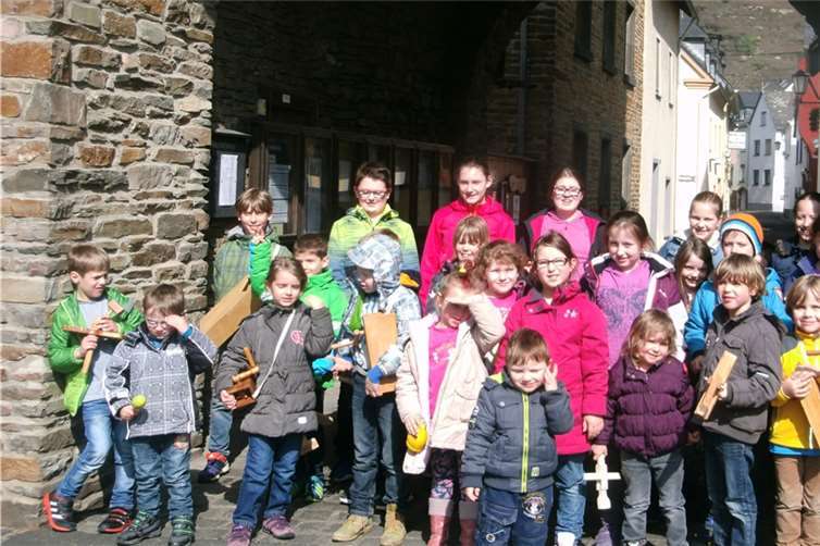 Jungen und Mädchen, jüngere und ältere Kinder machten sich in Alken zum Rappeln auf. privat