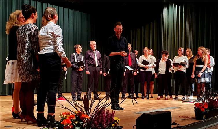 Jubiläumskonzert nach bewegter Geschichte Junger Chor Singsucht im ARS MUSICA Ochtendung mit Chorleiter Marco Herbert.