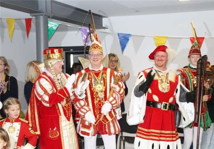 Jungfrau Jolanda I., Prinz Jörg III. und Bauer HP I. besuchten die kostümierten Kinder und sorgten für ausgelassene Stimmung.privat