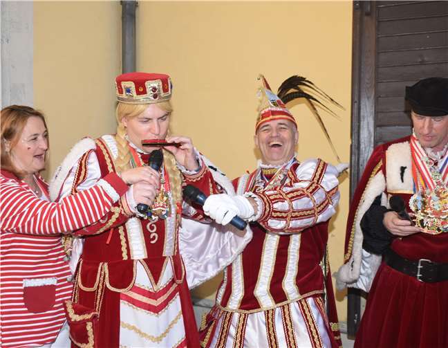 Jungfrau Rieke I. aus Morenhoven begleitetedas Dorflied mit der Mundharmonika.