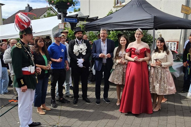 Junggesellen-Schützenkönig Lars Terporten im Kreis der Gratulanten.