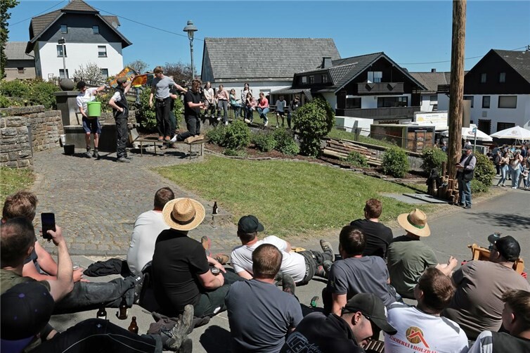 Maibaumaufstellen in Reifferscheid – Junggesellen leben Brauchtum