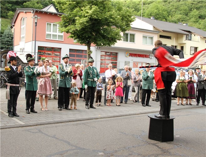 Junggesellenhauptmann Kevin Hauschild, Brudermeister Alexander Knopp, das Kaiserpaar Sabine und Jörg Weidenbach sowie Oberleutnant Guido Knopp bewundern das Fahnenschwenken.  -KBL-