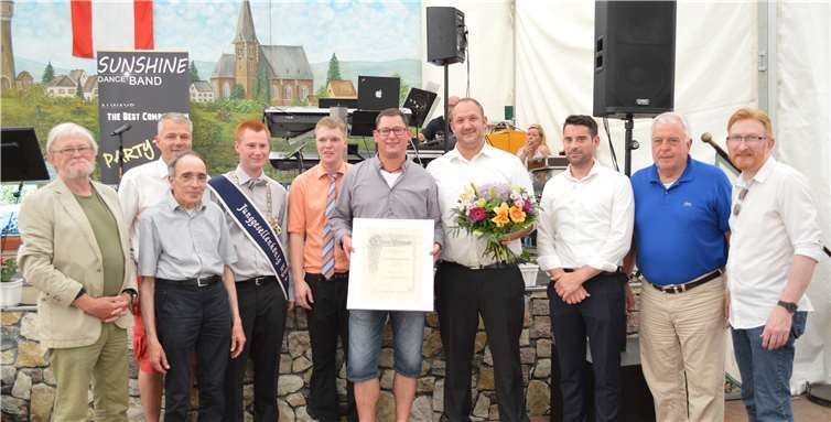 Junggesellenkönig Lukas Boes (4.v.l) wurde von BeigeordnetemRolf Plewa (li.) mit dem Orden der Stadt ausgezeichnet. Axel Blumenstein (Mitte mit Urkunde)erhielt für 25-jährige Mitgliedschaft die Ehrenurkunde und die Ehrenmitgliedschaft. Fotos: -AB-