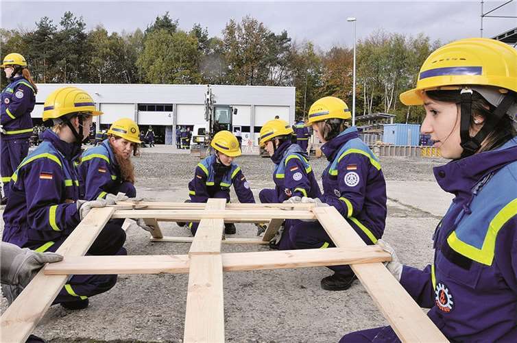 Junghelfer bewältigen die Gruppenaufgabe für das Leistungsabzeichen.
