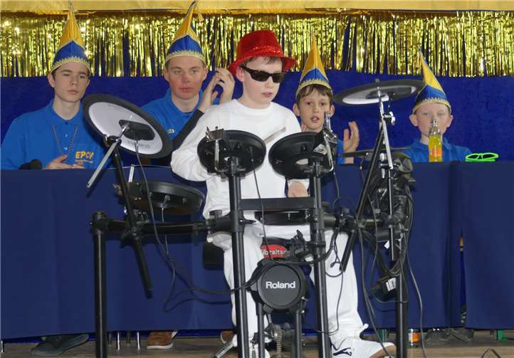 Jungmusiker Lukas erfreute mit einer Schlagzeug-Session zu bekannten Rockmelodien.