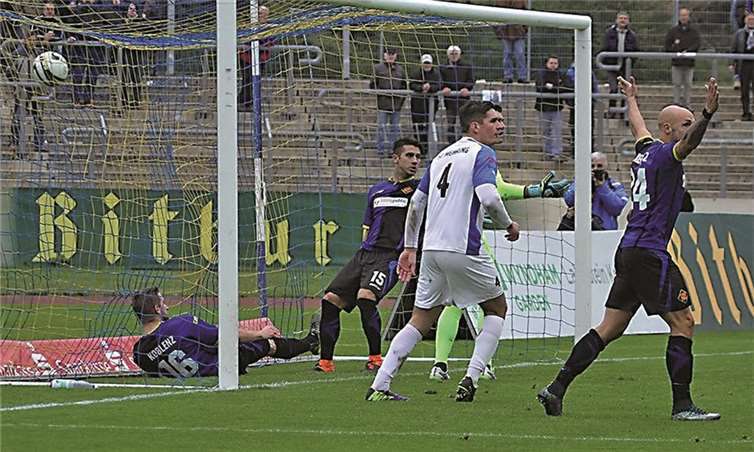 „Jungs, kommt her und lasst uns feiern“, scheint hier Angelo Hauk seinen Mitspielern zuzurufen. Gerade hat der Angreifer der TuS zum 2:1 gegen den SV Mehring getroffen. TH