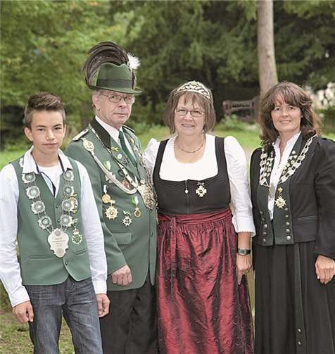 Jungschützenkönig Jörn Matthes, Königspaar Manfred und Monika Knefels, Damenkönigin Manuela Hertzel-Schütze (v.l.). Foto Schütze Neuwied