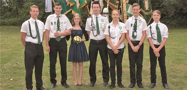 Jungschützenkönig in diesem Jahr ist Leon Hause (2.v.li.) mit seiner Prinzessin Maria Kesselheim – Schülerprinz 2015 ist Benedikt Stein (2.v.re.). -AND-