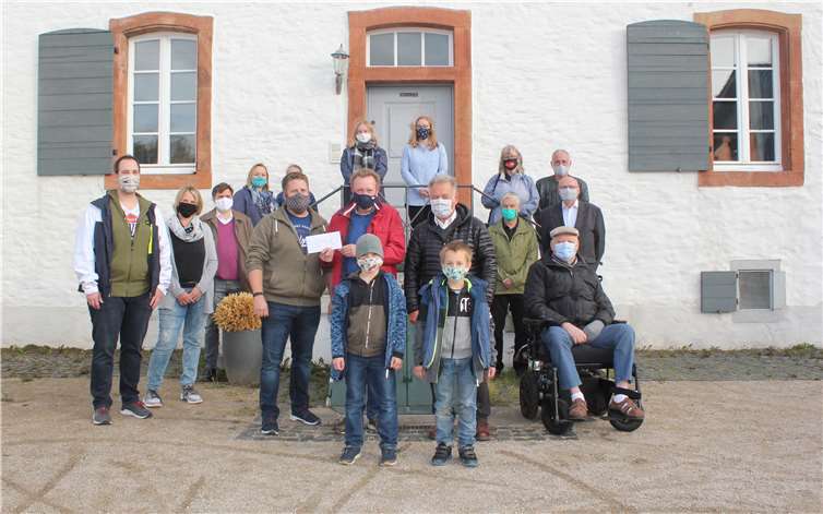 Jungschützenmeister Christian Klein freute sich sichtlich über die Spende zur Jugendfreizeit in Höhe von 500 Euro, die der MGV Vorsitzende Dieter Brinkhaus und Fidelia Vorsitzende Hans-Jürgen Röber sowie die anwesenden Vorstandsmitglieder der Fidelia und der beiden Gesangvereine übergaben.Foto: privat