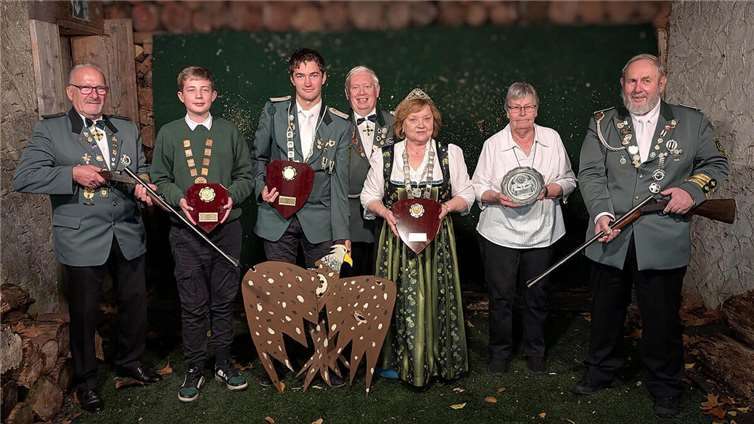Jungschützenmeister Klaus Fett, Hubertusschülerprinz Leif Wienholz, Hubertuskönig André Zavelberg, Brudermeister Manfred von Goscinski, Hubertuskönigin Irene Tuschen, Bürgerkönigin Monika Blümel, Schießmeister Peter Kaczun. Foto: privat