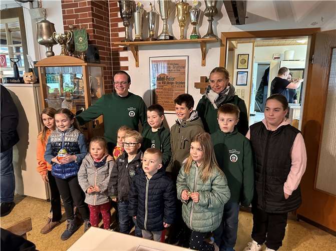 Jungschützenmeister Rene Heck und Ehefrau Tina hatte sich wieder für die kleineren Besucher besonderes einfallen lassen. Schießspiele mit einem Lasergewehr begeisterten nicht nur den Nachwuchs, sondern auch die Eltern. Fotos: privat