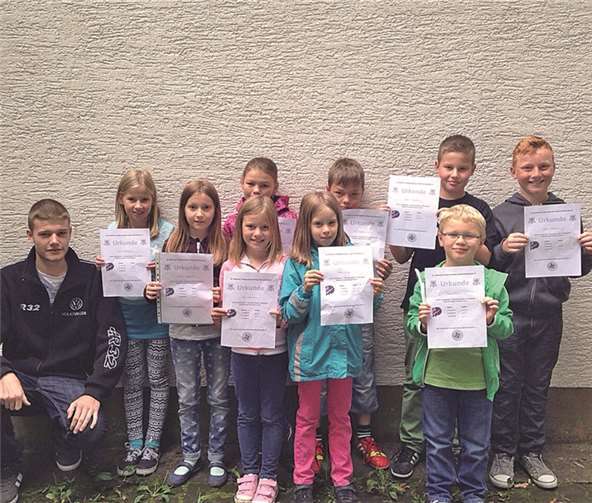 Jungschützenmeister Rico Ewenz überreichte den stolzen Nachwuchsschützen ihre Urkunden. privat