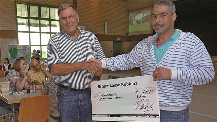 Jungschützenmeister Thomas Leberig überreichte einen Scheck in Höhe von 250 Euro an Herbert Hartung.Privat