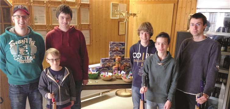 Jungschützentrainer Stefan Doetsch (l.) und seine Schützlinge trafen sich zum „Ostereierschießen“. Gratulieren durfte er den Siegern der Winterrunde, David Gottlob (2.v.r.) und Rafael Keller (r.).Marco Riehl