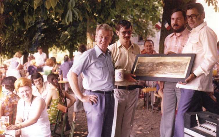Juni 1976: „Verlobung“ auf dem Wüstenhof (BM Toni Kahl, Präsident Wolfgang Helbach, Jean Pierre Charleuf -Sohn von Pierre Charleuf- sowie Pésident André Lambert). privat