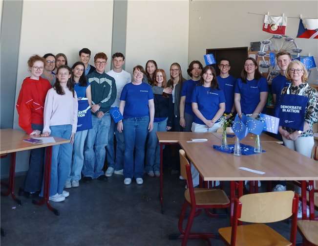 Junior- und Seniorbotschafter im Europacafé am Gymnasium Calvarienberg. Foto: Anna Thiel
