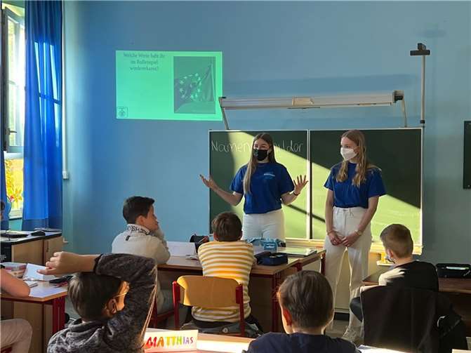Juniorbotschafterinnen Leah Kühn (li.) und Leonie Fischbach leiten eine Europastunde.