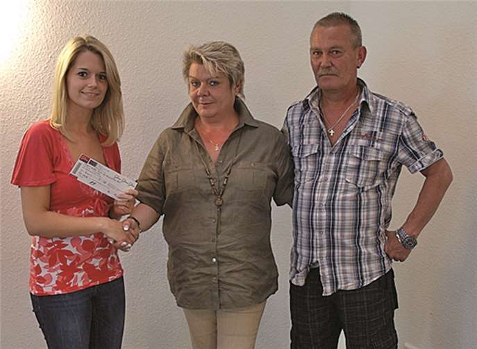 Juniorchefin Susanne Krupp (l.) überreichte die Formel 1-Tickets der Kategorie Gold an Brigitte und Ralf Lüthke aus Sinzig. C. Jacobi