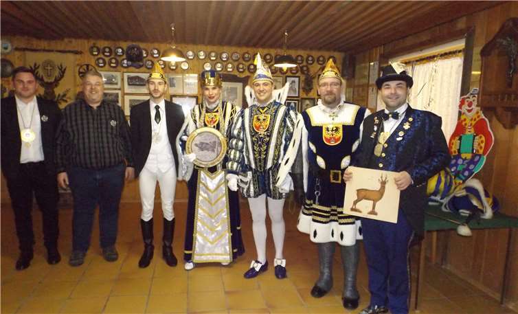 Juniorenkönig Daniel Rebel (v.li.), Harald Mollbach, Alex Ody, „Siegerin“ Jungfrau Daniela, Prinz Andreas I., Bauer Dirk und Hofmarschall Christian Schuldt. Fotos: privat