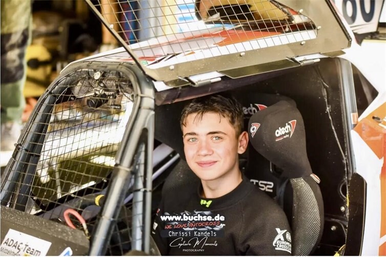 Junis Holtzleitner konzentriert im Cockpit: Bei der Deutschen Autocross-Meisterschaft sicherte er sich einen starken zweiten Platz und damit Rang drei in der Gesamtwertung.