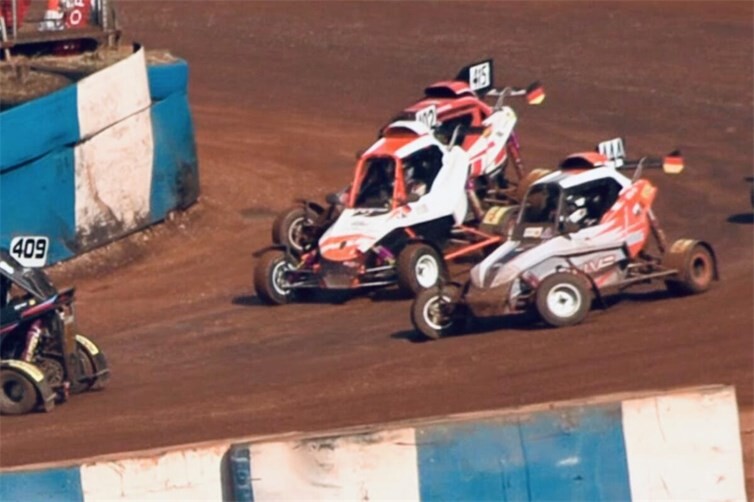 Junis Holzleitner kämpft auf dem anspruchsvollen Kurs des Nyirád Racing Centers um eine gute Position.