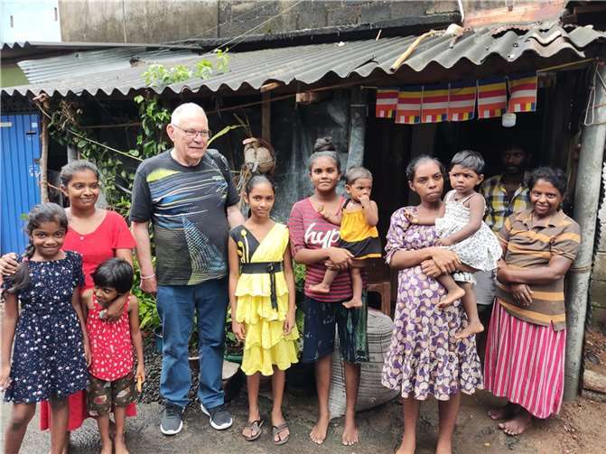 Jupp Busch mit seinem neuen Patenkind Nadeeshani: Waise in einer Großfamilie.  Foto: privat