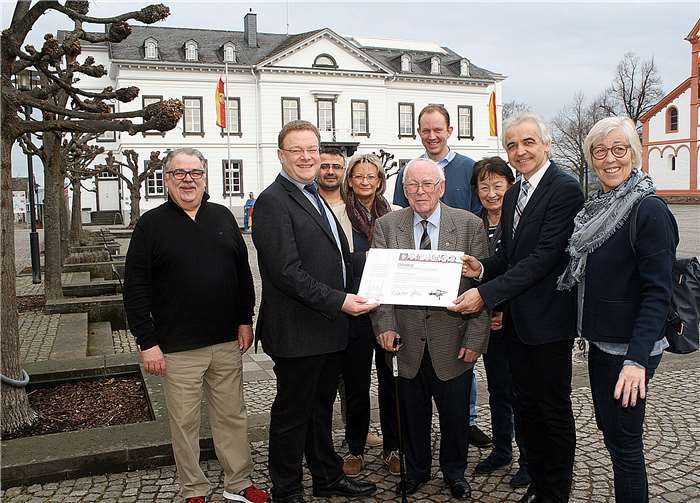 Jupp Schmitz erhielt eine Urkunde für seine 65-jährige Mitgliedschaft in der CDU. RÜ