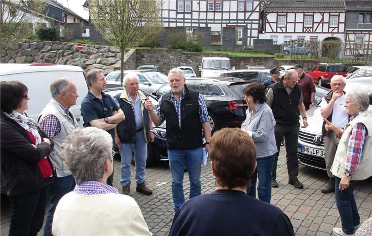 Juppi Schneider beschreibt den Treffpunkt für die Fahrgemeinschaft.  OGVRB Maus