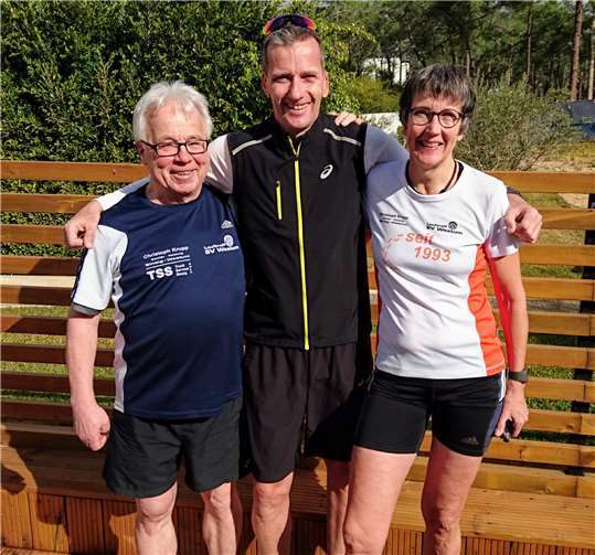 Juppi und Mechthild Schütz mit Langstreckenläufer Carsten Eich. Privat