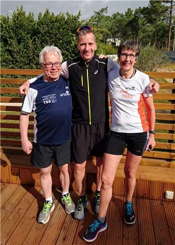 Juppi und Mechthild Schütz vom Lauftreff Westum mit Langstreckenläufer Carsten Eich.privat