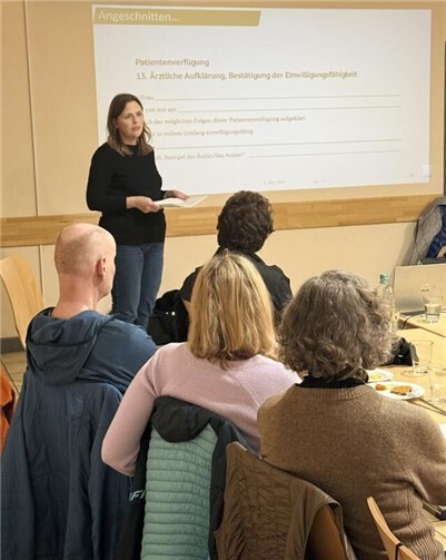 Juristin und Landtagskandidatin Ute Ernst referierte im Bürgerhaus Ockenfels über Patientenverfügung und Vorsorgevollmacht.  Foto: privat