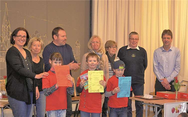 Jury und Gratulanten: Vorsitzende Jessica Ulrich, Petra Schmidt, Michael Josten, Elisabeth Rockenfeller, Barbara Tumbrink, Elke Bahlke, Schulleiter Klaus Mührel) (h.v.l.) zusammen mit den stolzen Siegern Angelina Jerga, Tim Vondran, Elias Tjaden (v.v.l.). privat