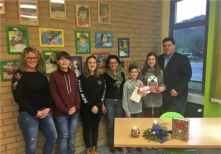 Jury und Teilnehmer des Vorlesewettbewerbs der sechsten Klassen.