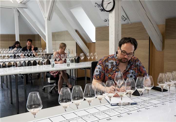 Juryverkostung „Ahrwein des Jahres 2021“: Prüfungsvorsitzender Carsten Sebastian Henn; Master Sommelière Helga Schroeder; Winzer Paul-Michael Schäfer, Weingut Burggarten sowie Journalistin Claudia Stern, VINUM. Foto: Ahrwein e.V.